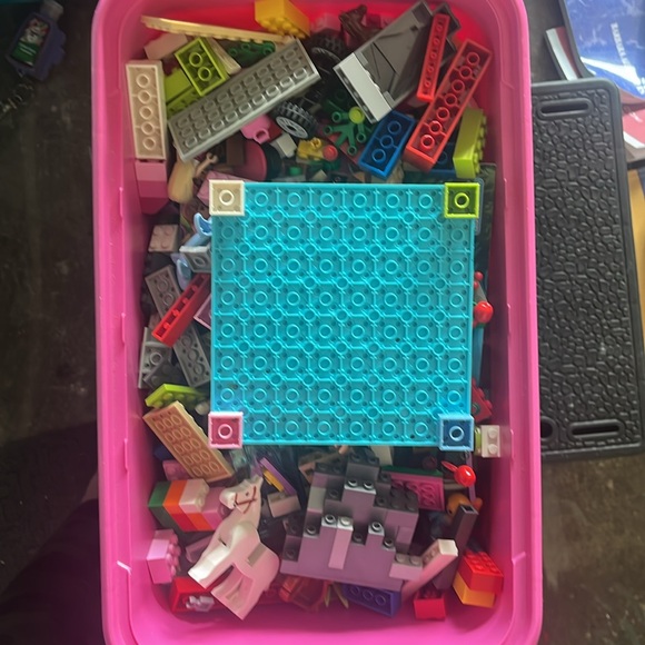 Mixed box of Lego pieces. - Picture 2 of 4